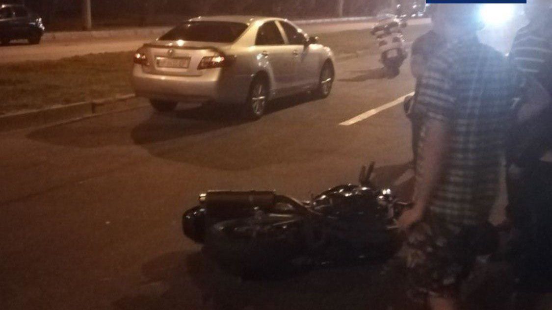 В Запорожье автомобиль сбил мотоциклиста