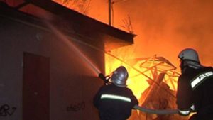В Запоріжжі вогнеборці майже чотири години гасили пожежу на території приватного будинку