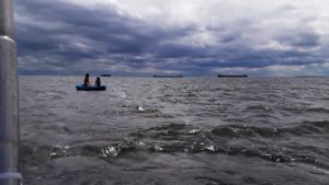 В Приморске спасатели вытащили из моря женщину и ребенка, которых унесло на матрасе