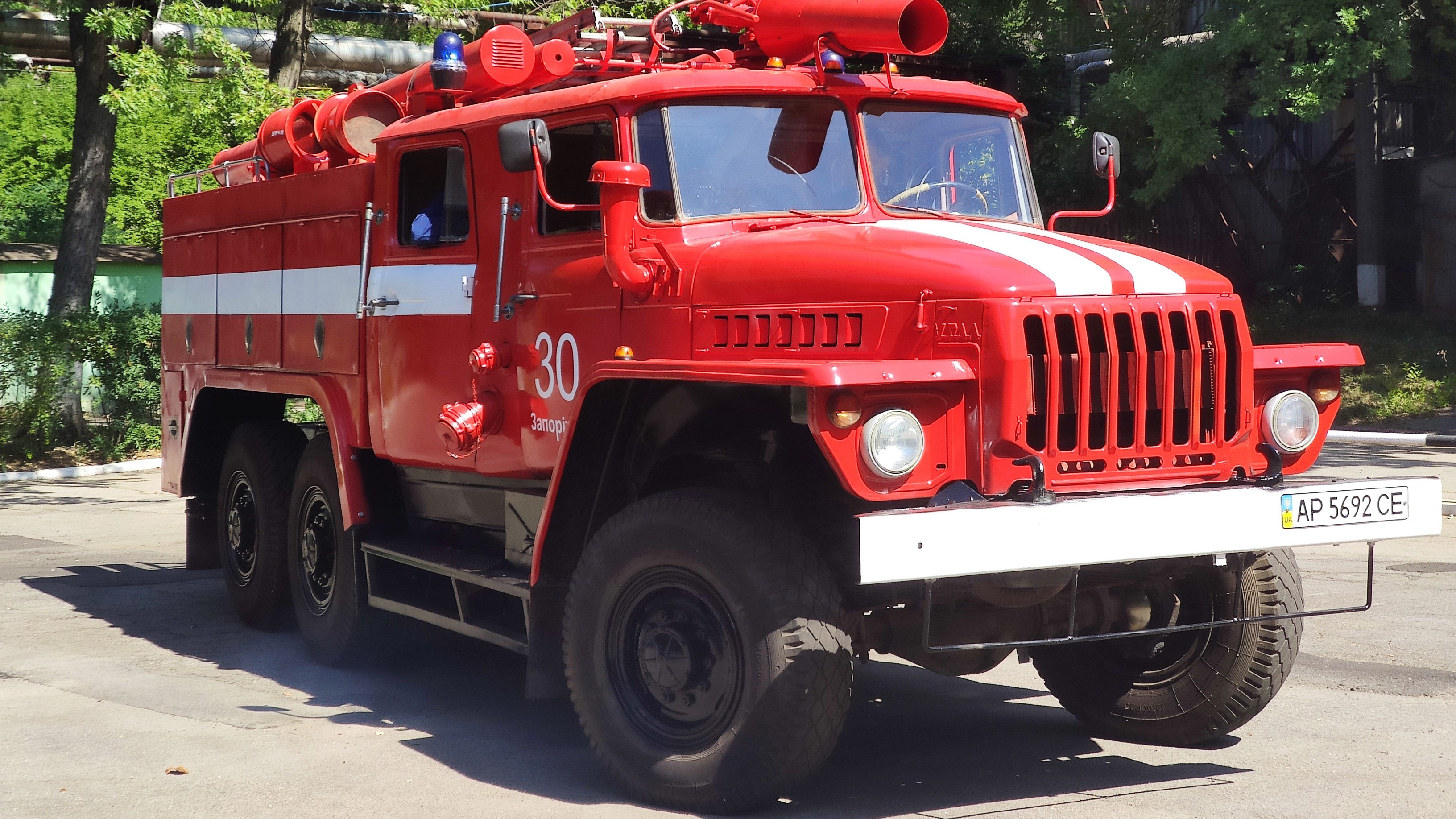 Работники одного из запорожских предприятий отремонтировали пожарный автомобиль, который был законсервирован более 10 лет