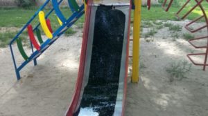 В Мелитополе детскую площадку залили смолой (ФОТО)