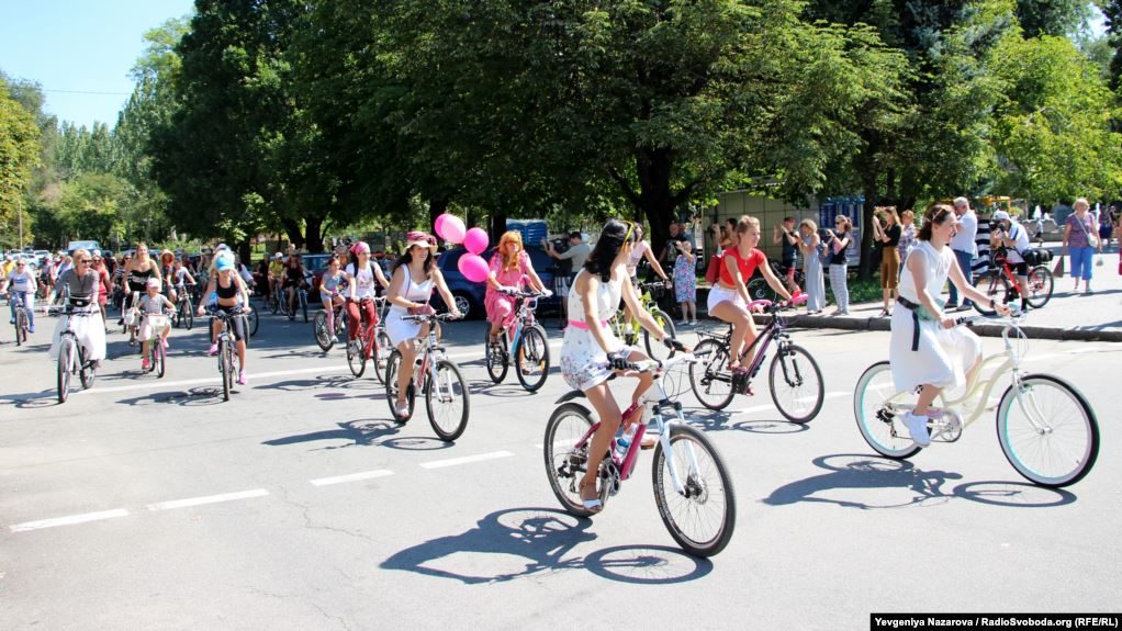З іграшками та квітами: у Запоріжжі дівчата провели велопарад в центрі міста - ФОТО