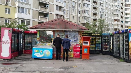 В Запорожье 18-летний парень в униформе полиции обокрал торговый киоск в центре города