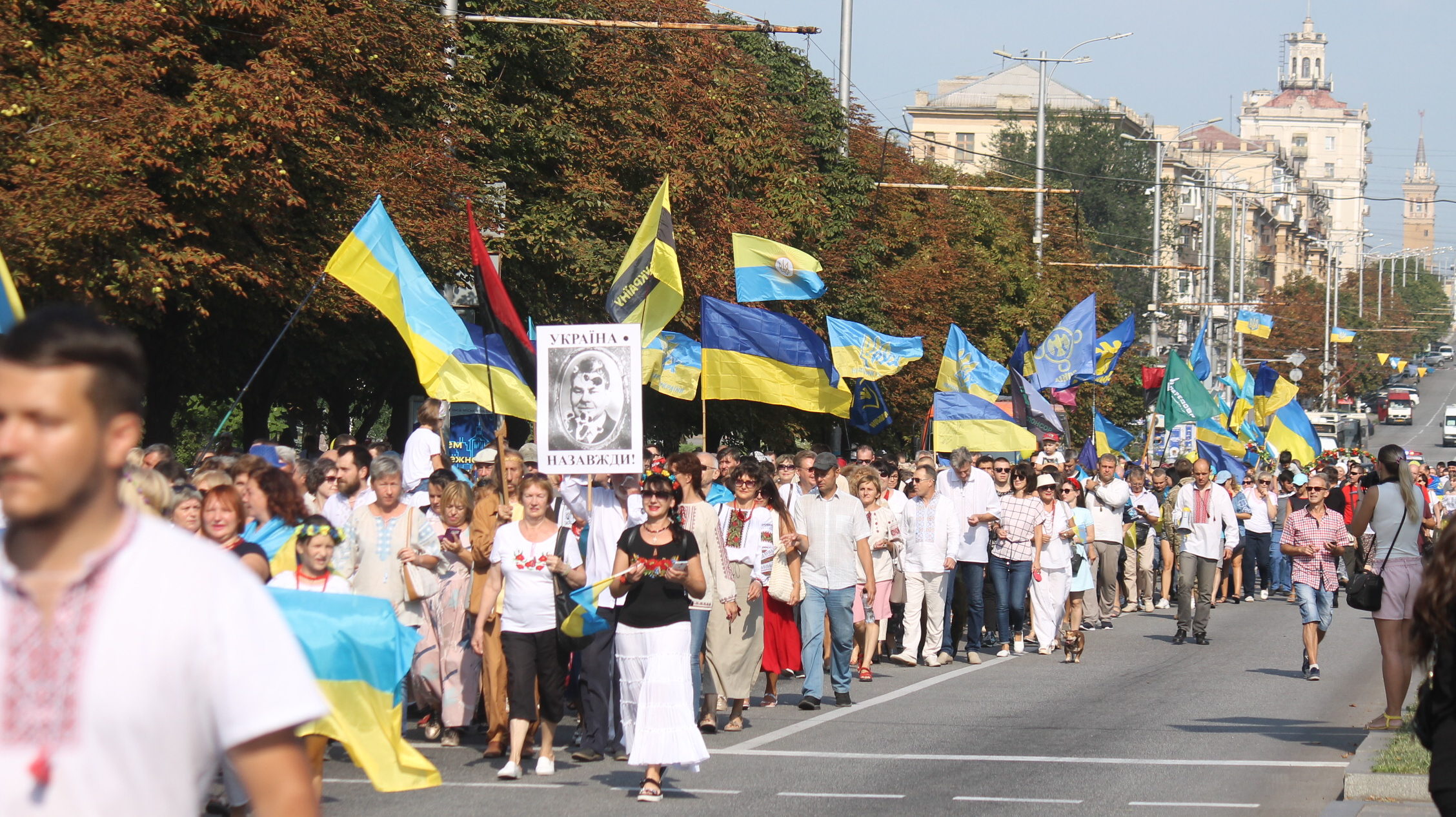 Сотни запорожцев провели шествие ко Дню независимости Украины, – ФОТОРЕПОРТАЖ