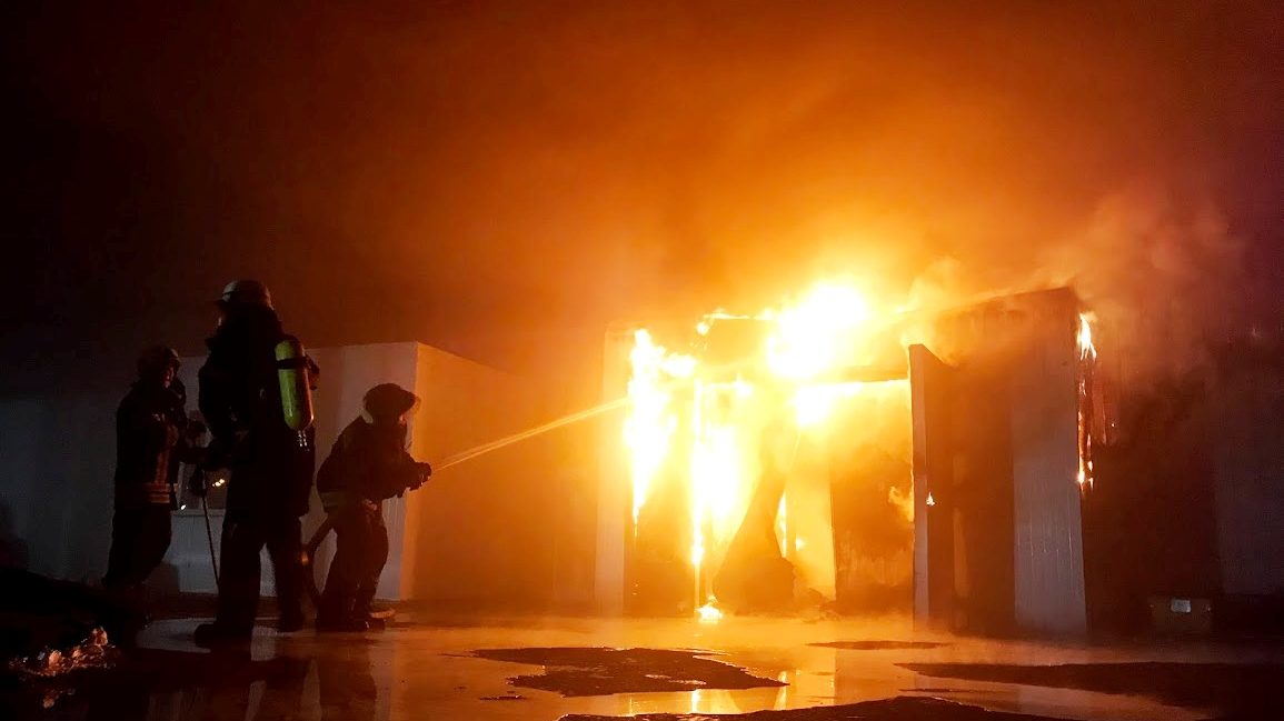 Масштабну пожежу на рибному складі у Запоріжжі гасили 45 пожежників, – ФОТО, ВІДЕО 