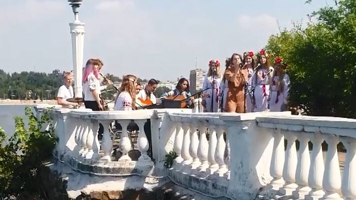 Запорожские школьники спели песню с украинской популярной этногруппой, - ВИДЕО