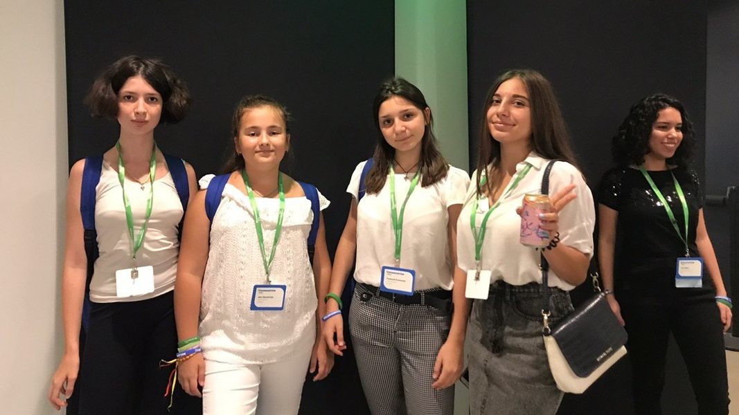 Запорожские школьницы победили на международном IT-конкурсе и представили свое приложение в Сан-Франциско