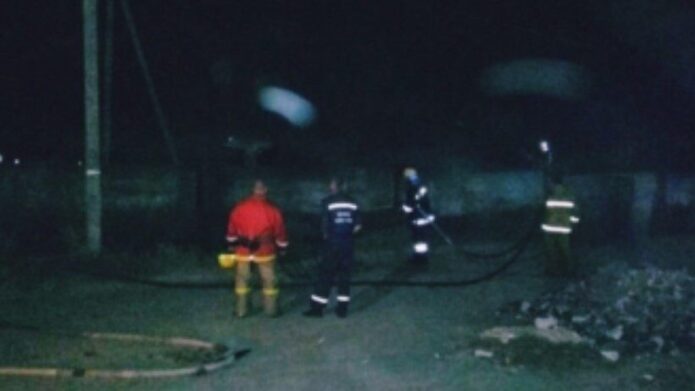 В Мелитополе произошел ночной пожар рядом с жилыми домами, - ВИДЕО