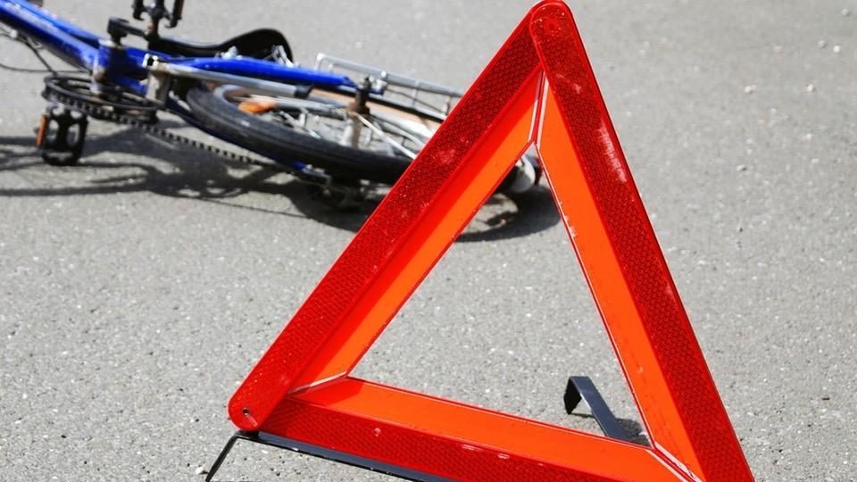 Неудачно развернулся: в Запорожье велосипедист попал под авто, — ВИДЕО