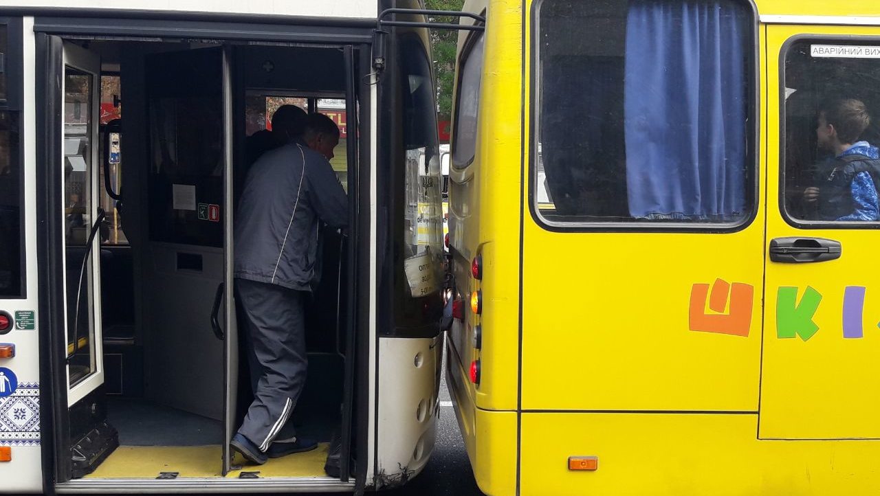 В центре Запорожья в аварию попал школьный автобус, — ФОТО