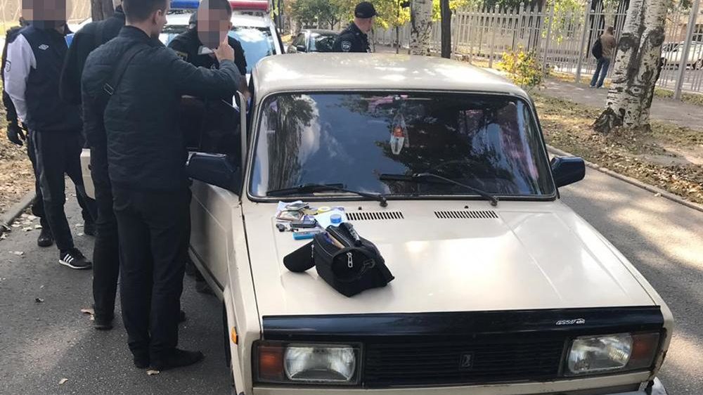 Метадон на колесах: в Запорожье полиция задержала наркокурьеров на авто