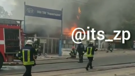 В Запорожье произошел пожар на территории автосалона: огонь тушили 23 спасателя, - ВИДЕО