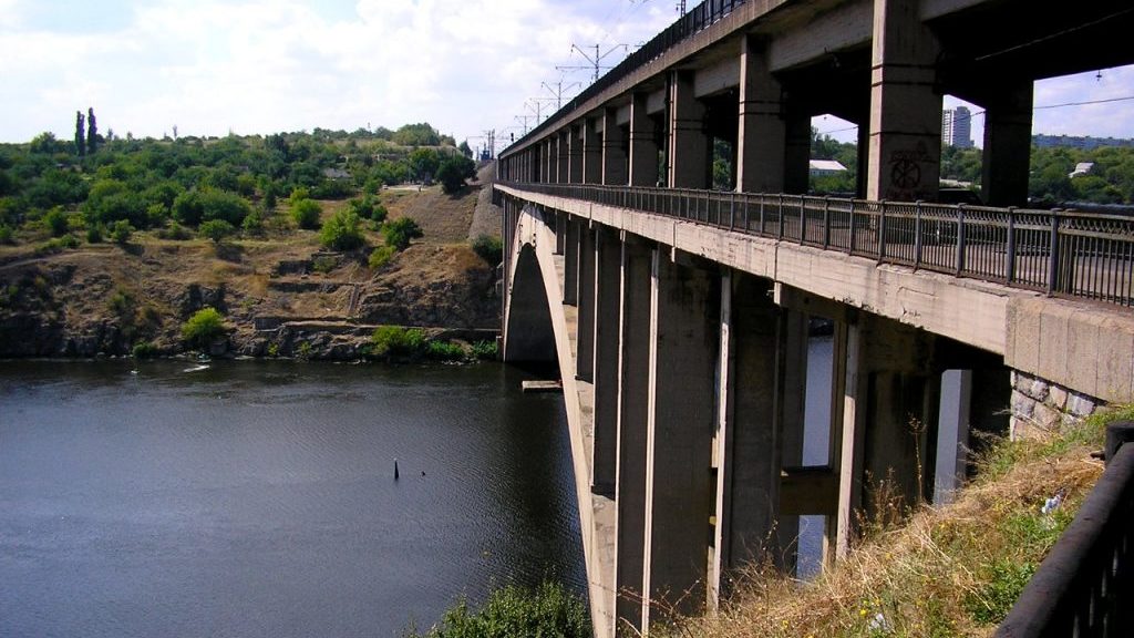 Через запорожские мосты движение грузовиков запрещено — городской совет