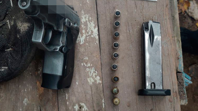Поліцейські затримали запоріжанку, яка ходила по вулиці з зарядженим пістолетом, — ФОТО