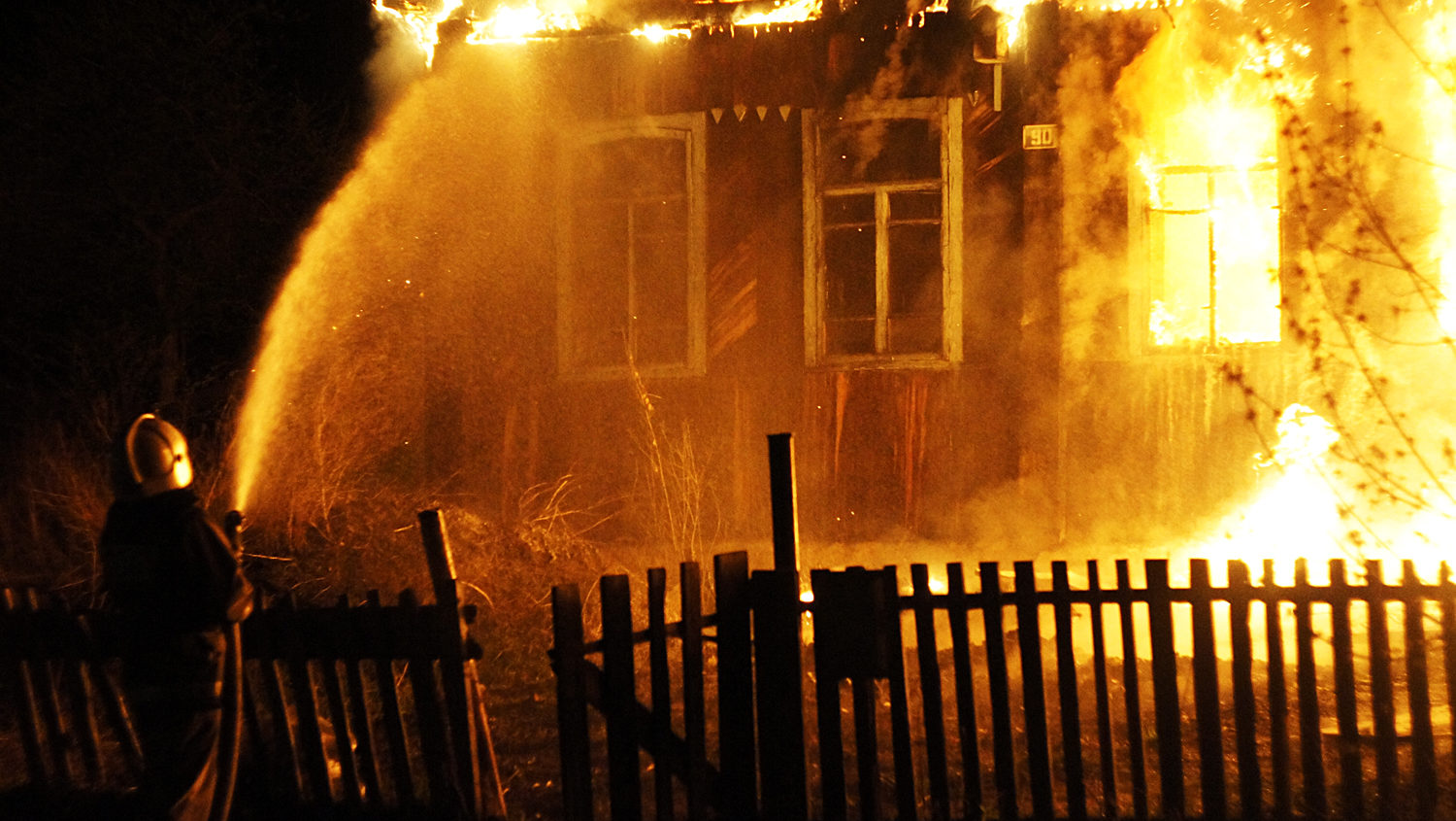 В Запорожской области во время пожара в доме эвакуировали людей