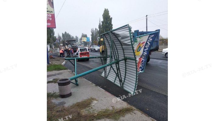 В Запорізькій області вантажівка влетіла в зупинку, — ФОТО, ВІДЕО