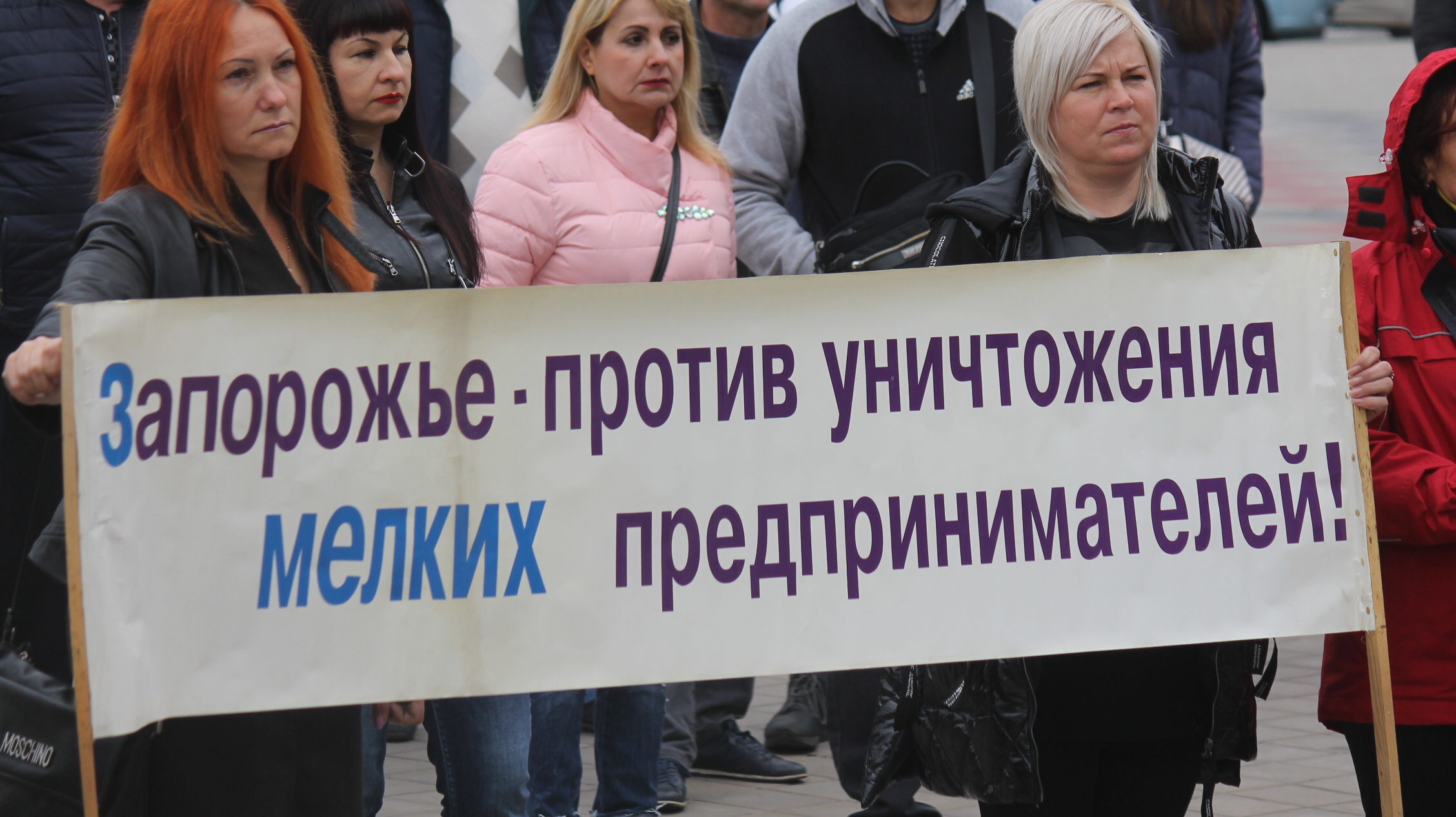 «Не потрібно ставити нас на коліна»: в Запоріжжі підприємці зібрались на акцію протесту, – ФОТОРЕПОРТАЖ