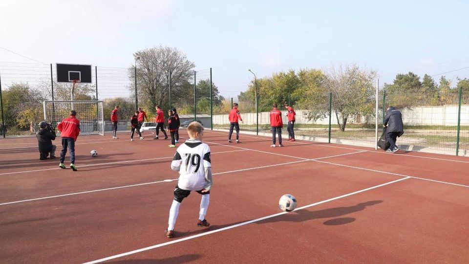 В отдаленном районе Запорожья построили новую спортивную площадку, — ФОТО
