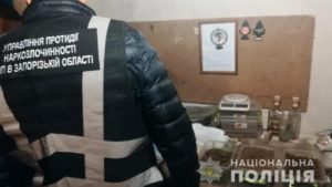 Житель Запорізької області перетворив гараж на нарколабораторію, — ФОТО, ВІДЕО