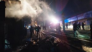 В Запорожье на центральном рынке горели киоски: огонь тушили более 20 пожарных, — ФОТО