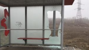 В Запорожье вандалы разгромили стеклянную остановку, - ФОТО