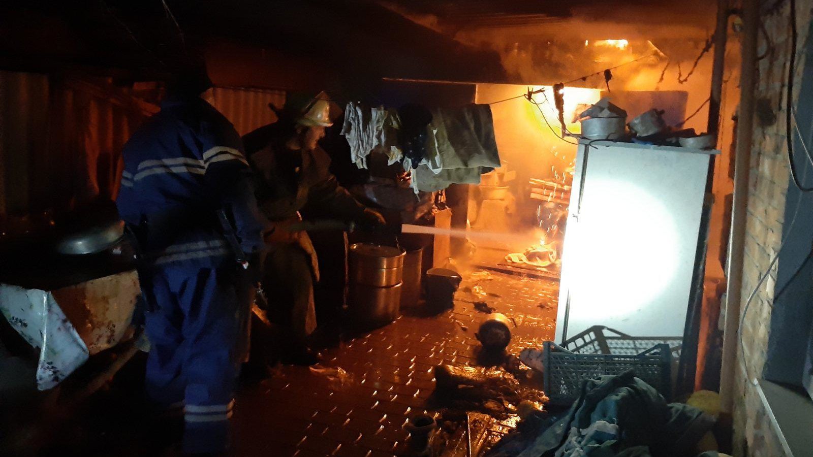 В Запорізькій області майже вщент згорів гараж, — ФОТО