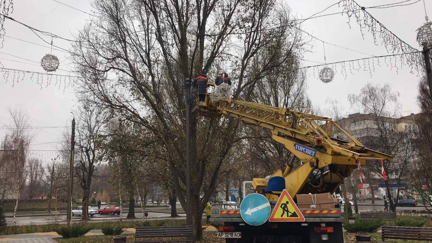 Город в Запорожской области начинают украшать к Новому году, - ФОТО