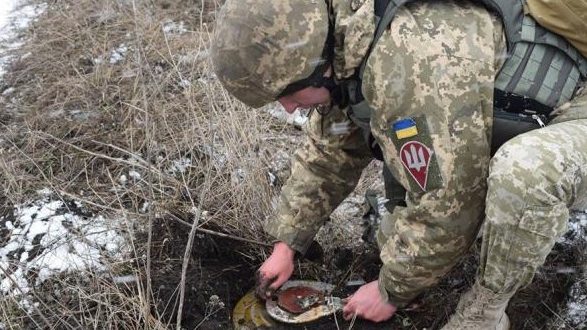 Новости Донбасса: в Золотом начался процесс разминирования