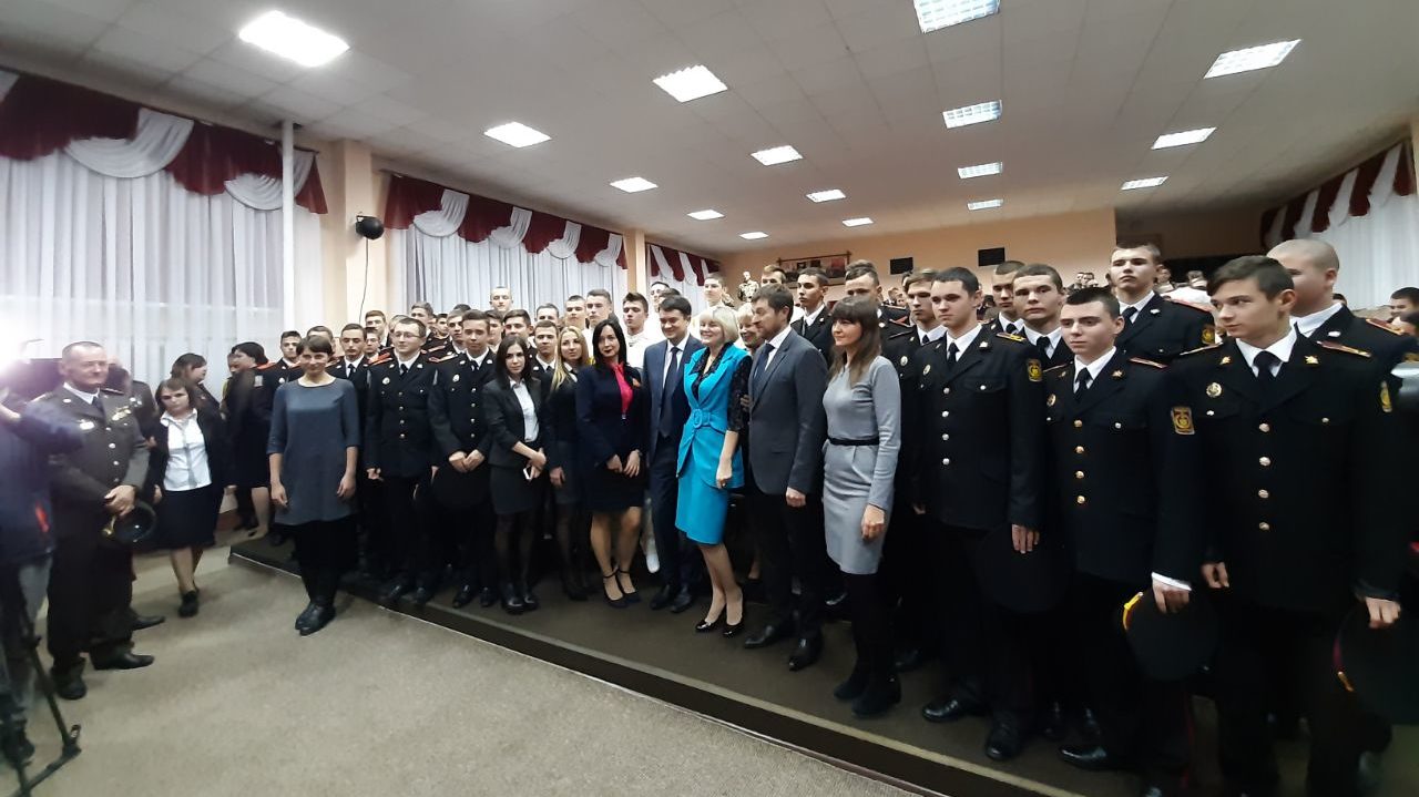 Глава ВР Дмитрий Разумков посетил военный лицей и наградил лучших курсантов и педагогов