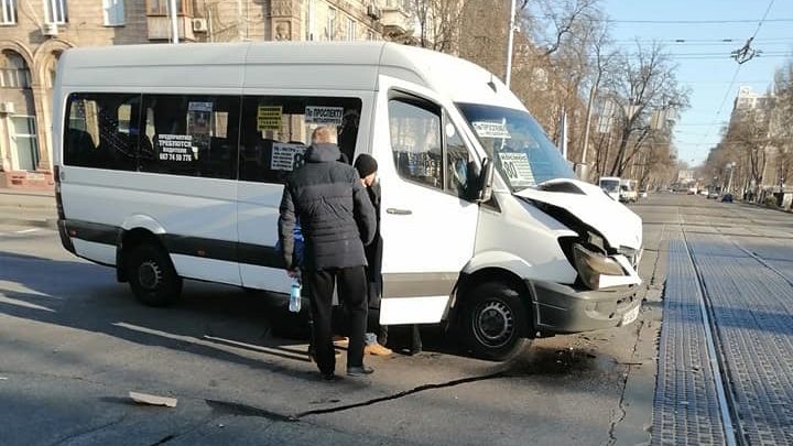 В центре Запорожья в аварию попала маршрутка: пострадали пассажиры, — ФОТО