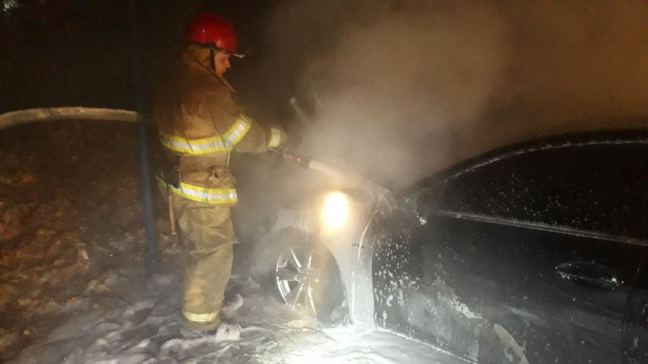Надзвичайна подія на Бородинському: пожежники гасять Mercedes, — ВІДЕО