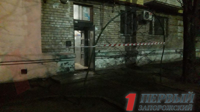 В Запорожье в подъезде пятиэтажки обнаружили гранату: на месте работают взрывотехники, — ФОТО
