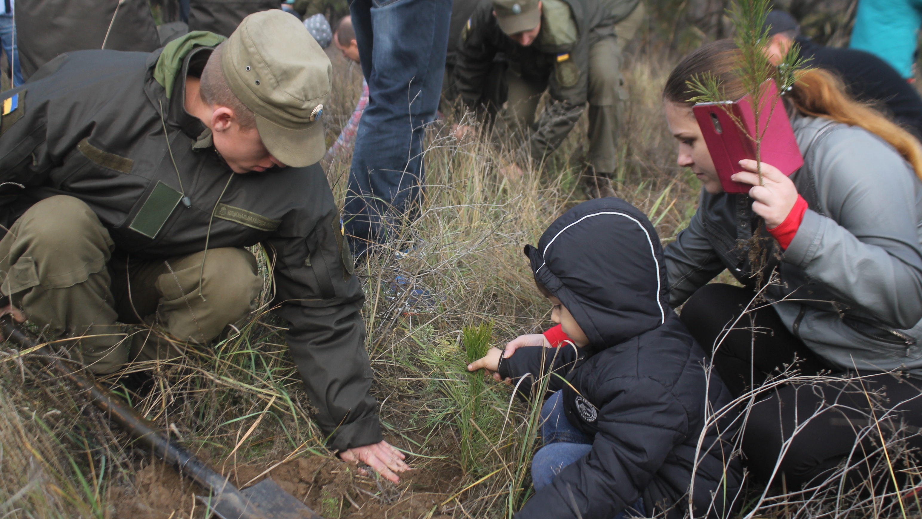 В Запорожье на Хортице солдаты Нацгвардии вместе с детьми высадили 200 дубков и сосен, – ФОТОРЕПОРТАЖ