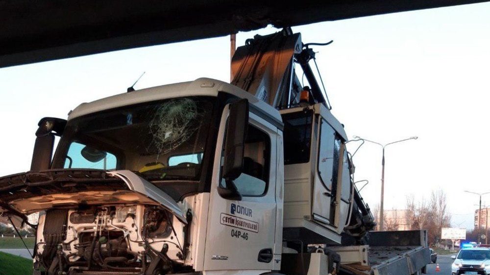 Не рассчитал: пьяный водитель турецкой Onur застрял под мостом, — ФОТО