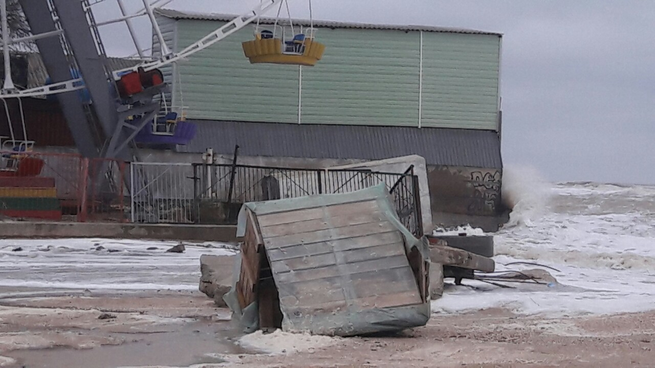 В Кирилловке из-за непогоды затопило базы отдыха, — ВИДЕО