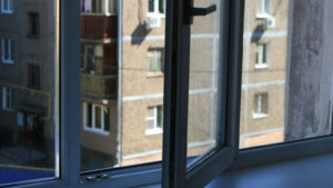 В Запорожье мужчина упал с 4-го этажа: он оступился в подъезде и выпал из окна