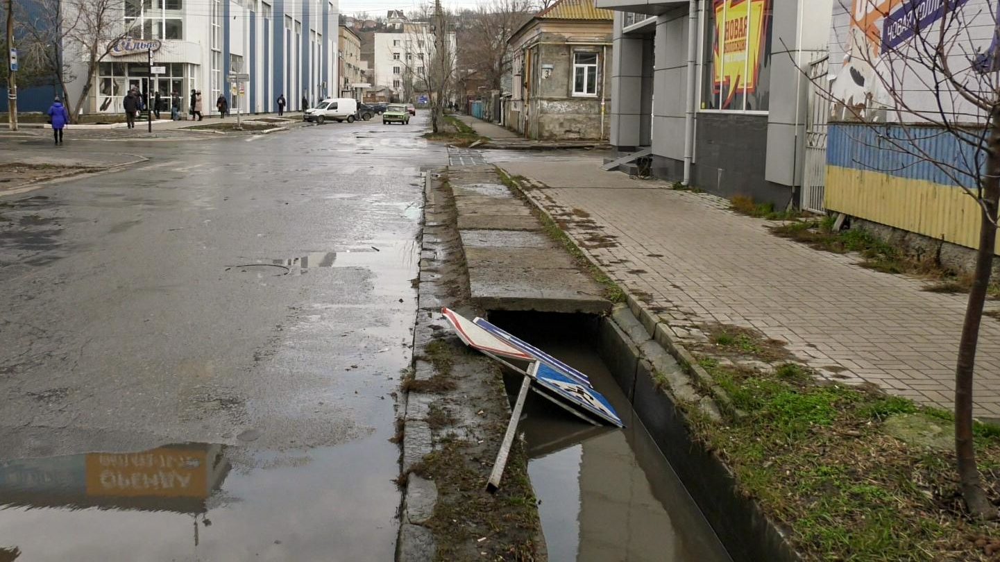 В Бердянске вандалы нанесли ущерб громаде
