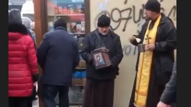 В Запорізькій області чоловіки в церковних рясах збирають гроші на неіснуючий храм, — ВІДЕО
