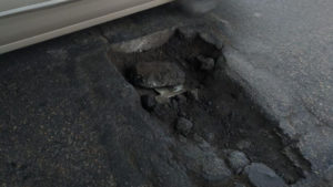 Внимание: на одном из запорожских мостов на дороге образовалась большая яма, — ФОТО