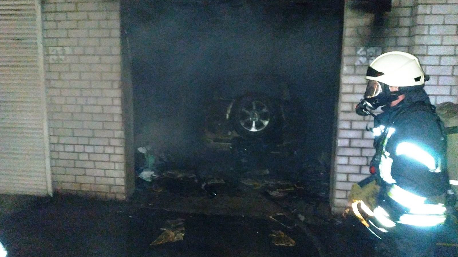 В Запорожье горел гараж: пострадал автомобиль, — ФОТО