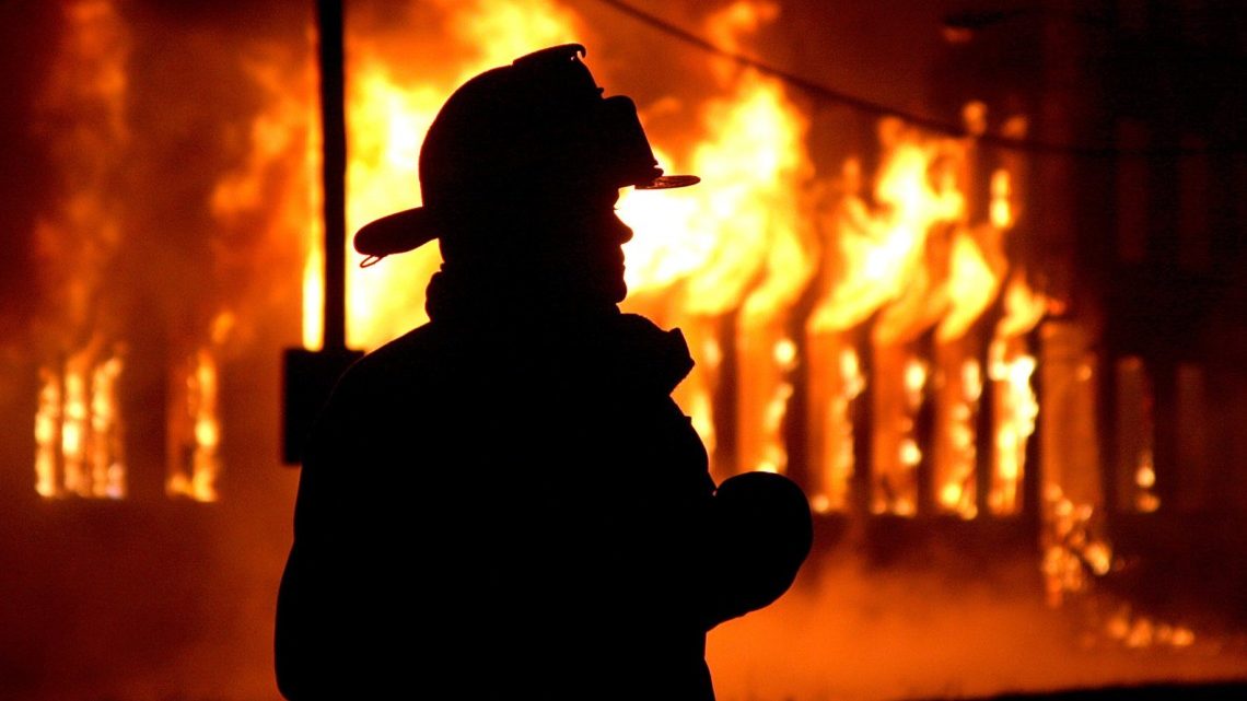 В Запорожье горел частный дом, который тушило 10 спасателей