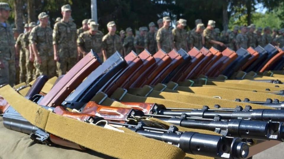 Міноборони обіцяє не призивати в армію 18 та 19-річних українців примусово