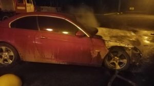 В центральной части Запорожья подожгли авто: в интернете показали видео