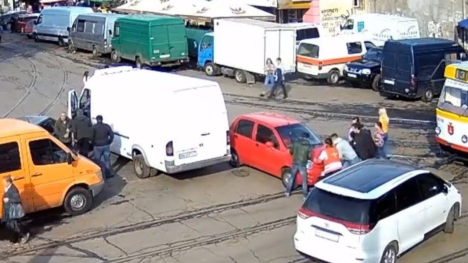 В Запорожье трамвай застрял на дороге из-за машины на рельсах, — ВИДЕО