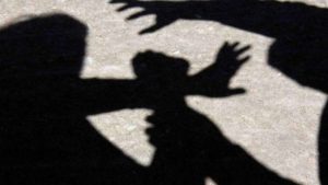В Запоріжжі вдень побили та пограбували жінку: поліція затримала одного з нападників