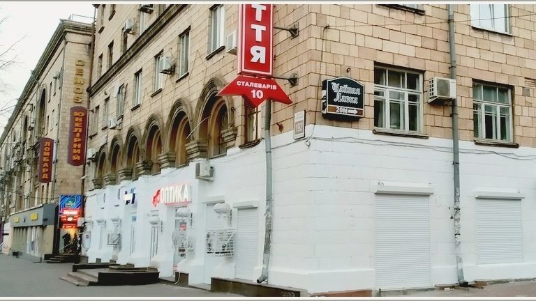 В Запорожье наконец-то перекрашивают историческое здание на Сталеваров, — ВИДЕО