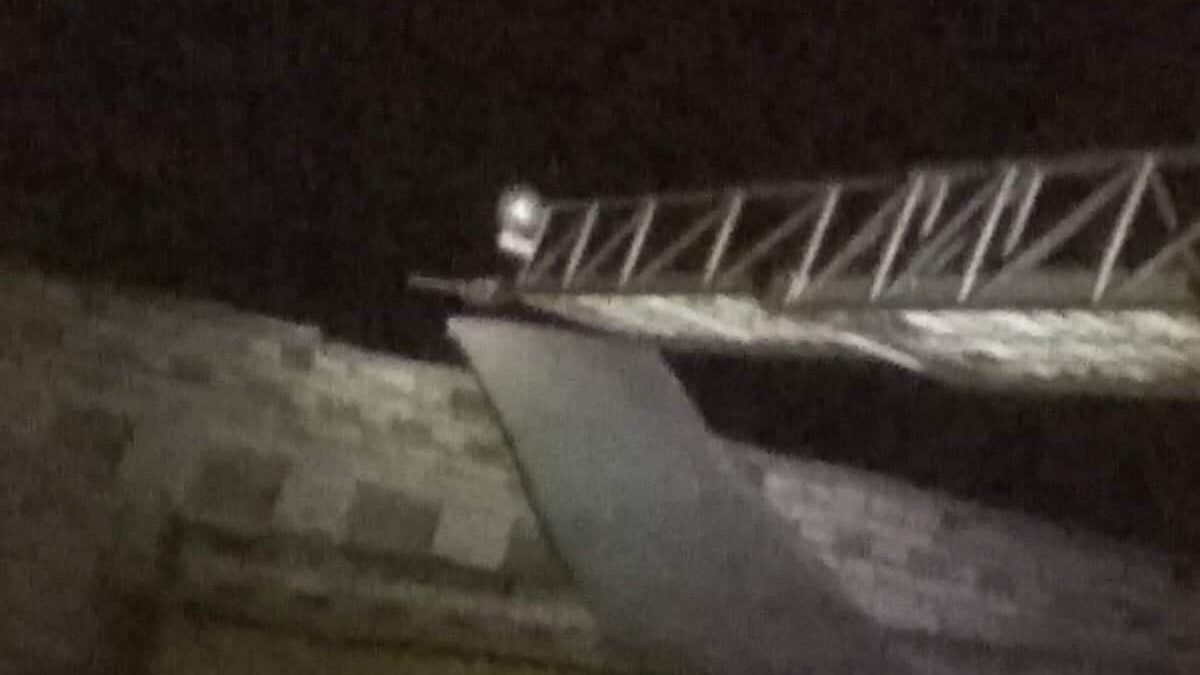 Через пориви вітру у Запоріжжі постраждали дахи багатоповерхівок, — ФОТО