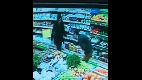 Ударил в грудь ножом: в запорожском супермаркете чуть не зарезали сотрудника, – ВИДЕО