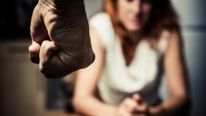 На Запоріжжі п’яний домашній тиран погрожував вбити жінку та напав з ножем на поліцейського