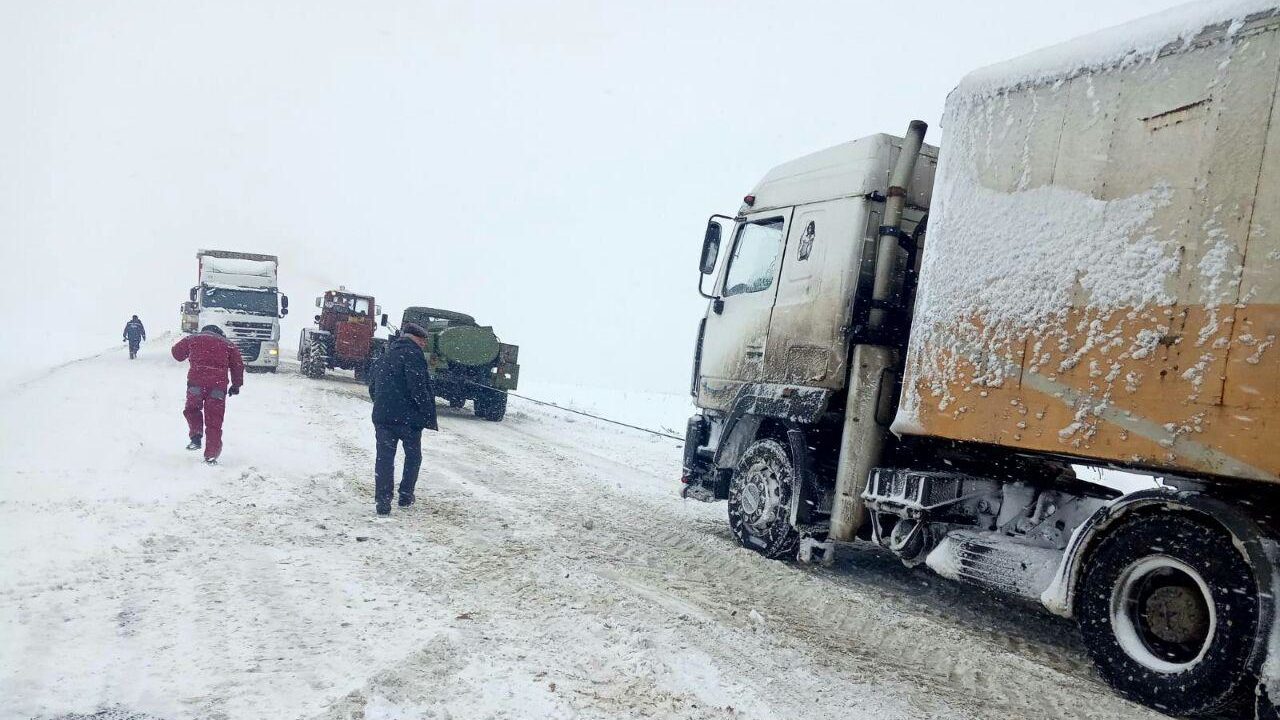 Автомобілістів попереджають: траса Запоріжжя-Дніпро перетворилася на скло, — ФОТО